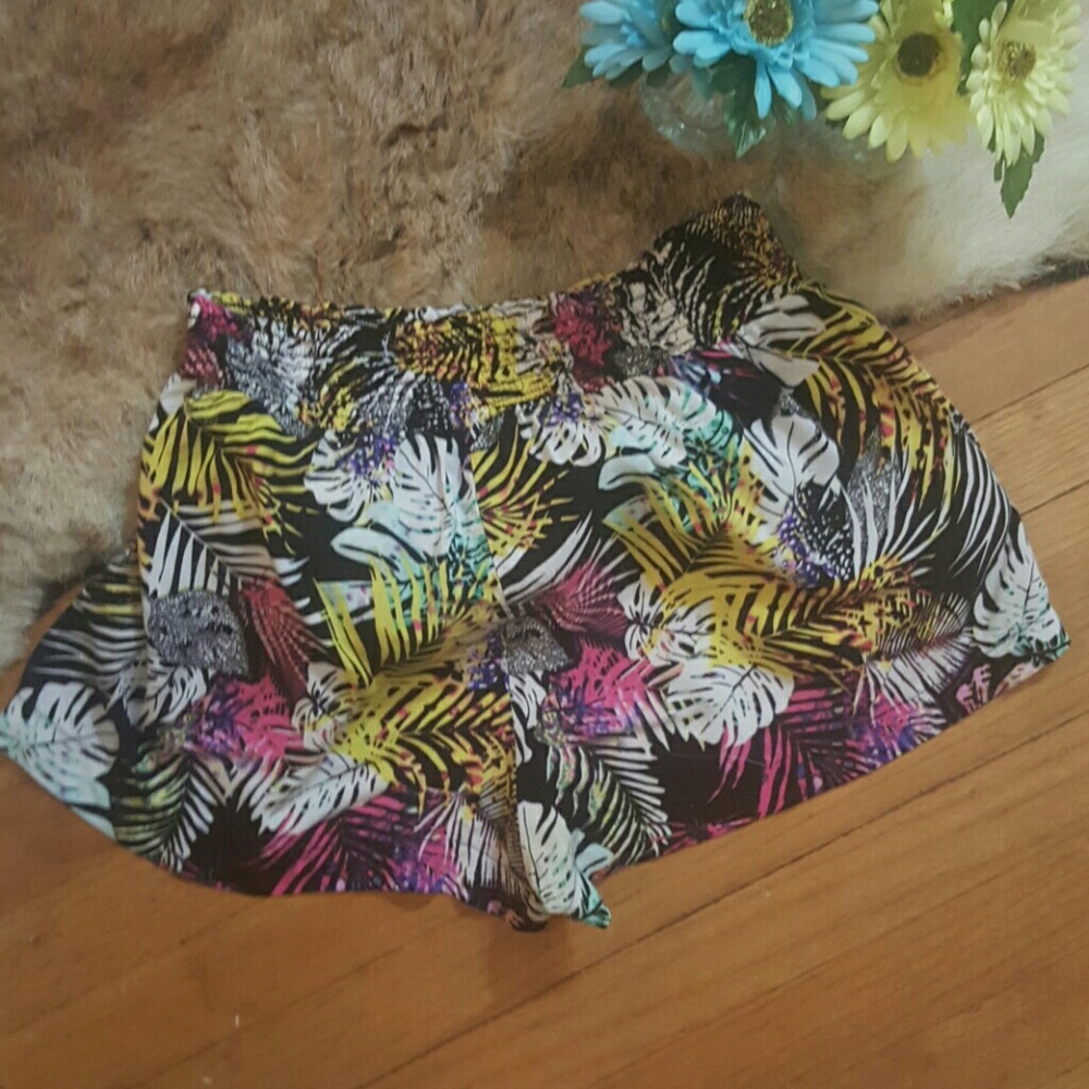 Palm Tree Multicolor designed Linen shorts - Picture 3 of 3